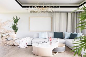 Salon décoré avec un cadre photo moderne sur un mur élégant