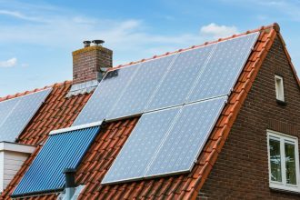Maison moderne avec panneaux solaires sur le toit
