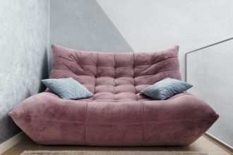 Canapé convertible lilas dans un salon moderne et accueillant