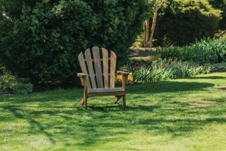 Chaise en bois sur une pelouse verte en plein soleil