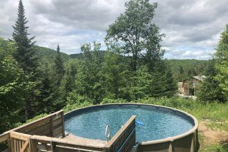 piscine tubulaire avec des meubles design et vue sur la montagne