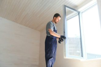 ouvrier installant une fenêtre avec attention et précision