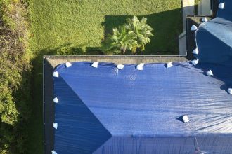 Bâche de protection sur un toit pour éviter les fuites d'eau