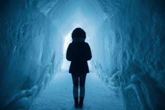 Femme examinant des fenêtres dans une maison ancienne pour améliorer l'isolation